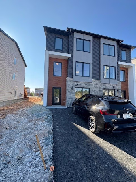 41-1 Colonial Cres